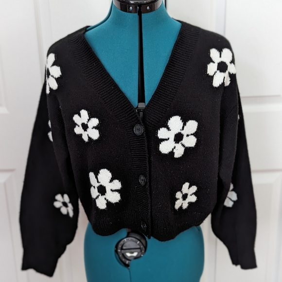 Black and white daisy crop sweater by H&M size XS - Picture 1 of 2